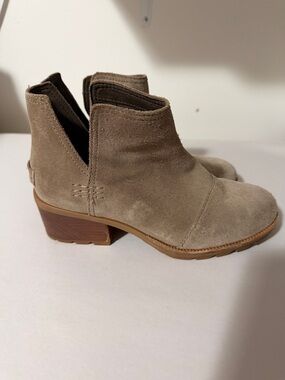 Sorel Taupe Suede Ankle Booties size 6